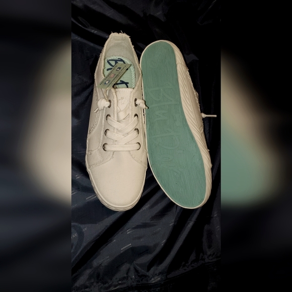 Blu Dor NEW Women's White Canvas Sneaker with Memory Foam Insole Size 9.5 - Picture 2 of 9